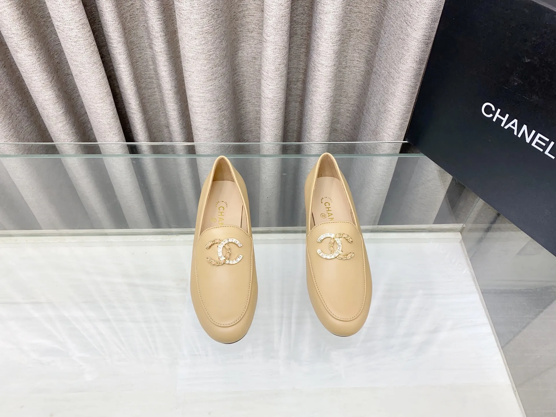 👟👟Ex-factory price 620👟👟 25Fw new spring and summer Chanel small perfume diamond double C half slippers/Loaf single shoes. Versatile style that you don’t get tired of. Super classic style. Casual with exquisiteness and stable temperament. This spring and summer is a beautiful bonus treasure! Upper: Lambskin Lining: Lambskin lining High heels: Flat soles: Italian genuine leather outsole Size: 35-39 (40 and 41 customizations are not returnable)